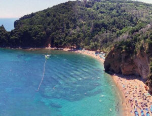 keindahan pantai di montenegro