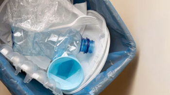 memilah plastik untuk daur ulang di rumah