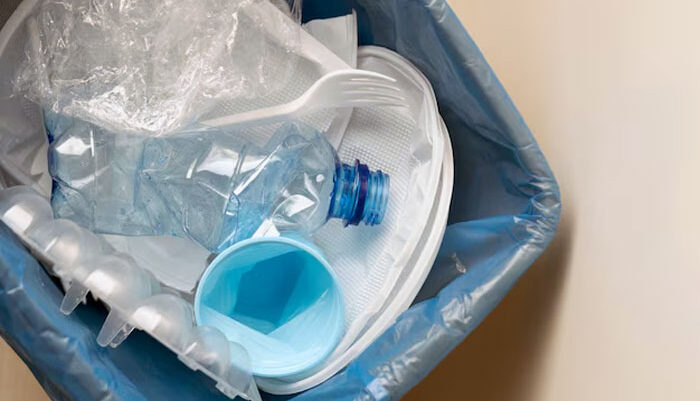 memilah plastik untuk daur ulang di rumah