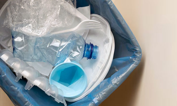memilah plastik untuk daur ulang di rumah