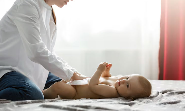 Mengganti Popok Bayi